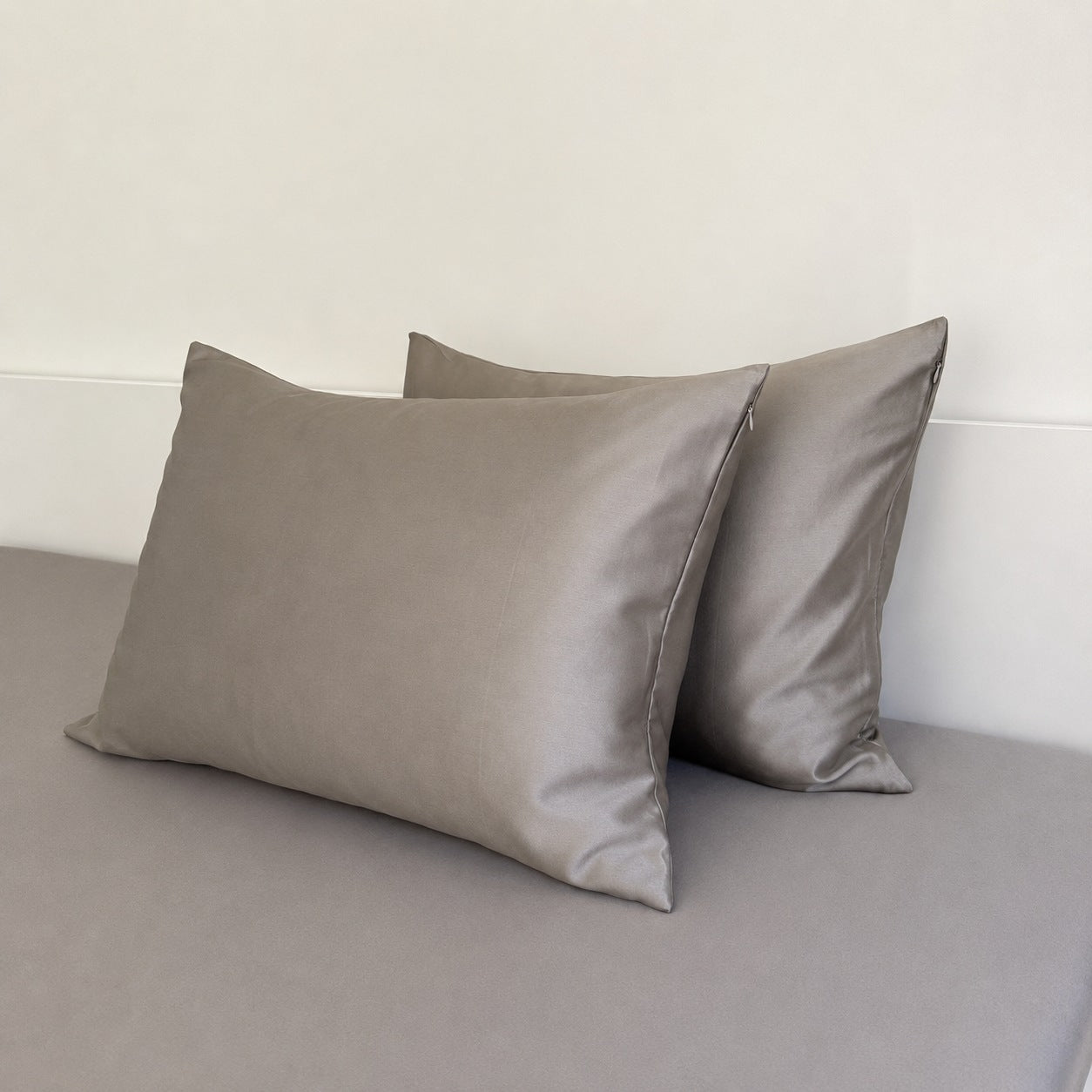 Szara jedwabna poszewka na poduszkę 22 Momme Lumière Silk
