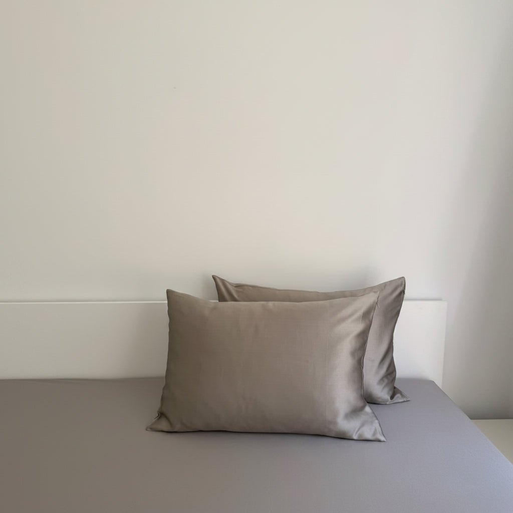Szara jedwabna poszewka na poduszkę 22 Momme Lumière Silk