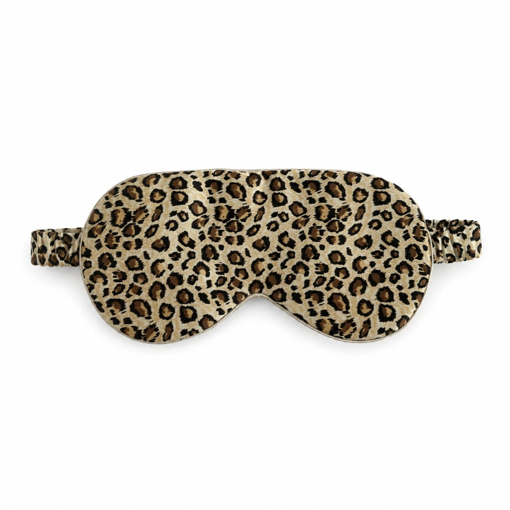 Jedwabna maska na oczy Leopard z 100% jedwabiu morwowego 22 momme marki Lumière na białym tle.