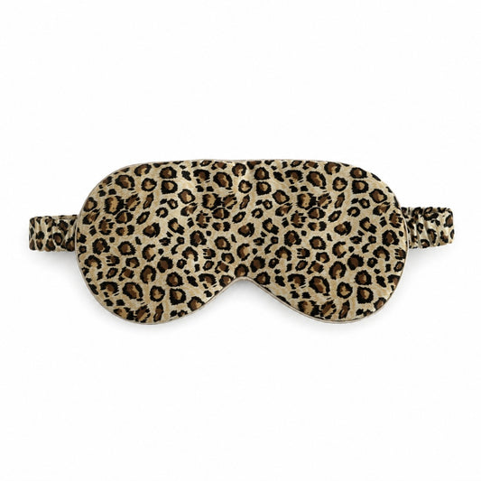 Jedwabna maska na oczy Leopard z 100% jedwabiu morwowego 22 momme marki Lumière na białym tle.