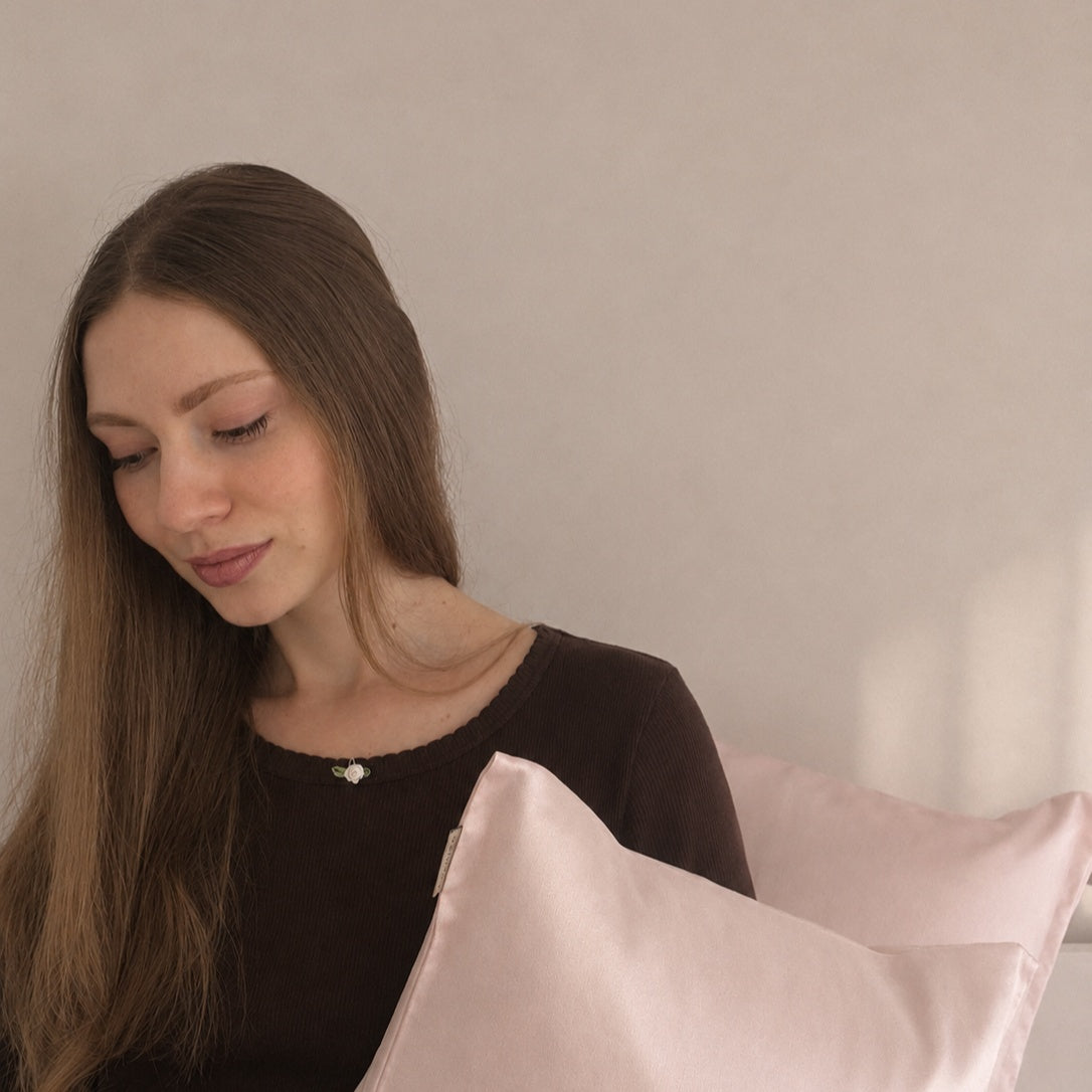 Kobieta z jedwabną maską i akcesoriami Lumière