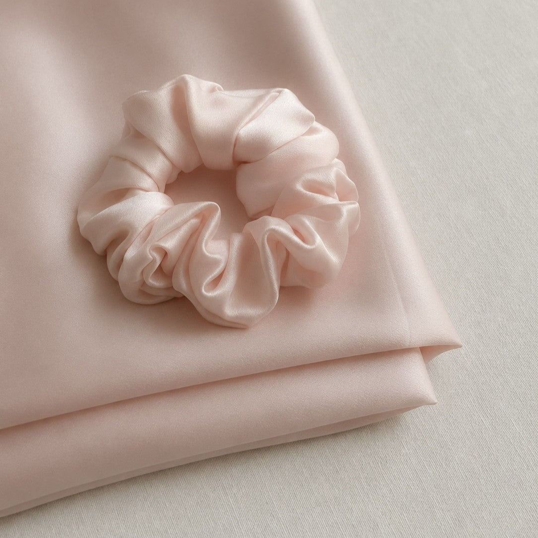 Jedwabna scrunchie w kolorze pudrowego różu Lumière
