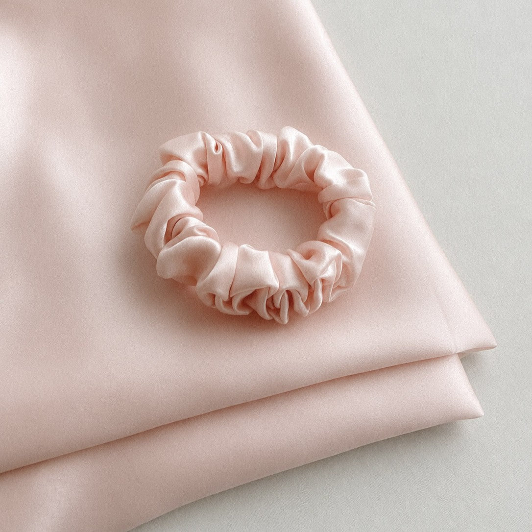 Jedwabna scrunchie w kolorze pudrowy róż Lumière