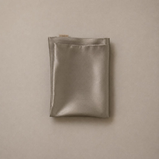 Jedwabne etui Lumière w kolorze taupe na maskę do spania