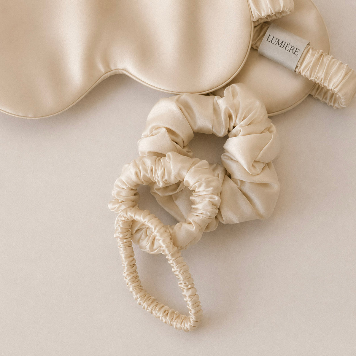 Jedwabne scrunchie w kolorze champagne Lumière