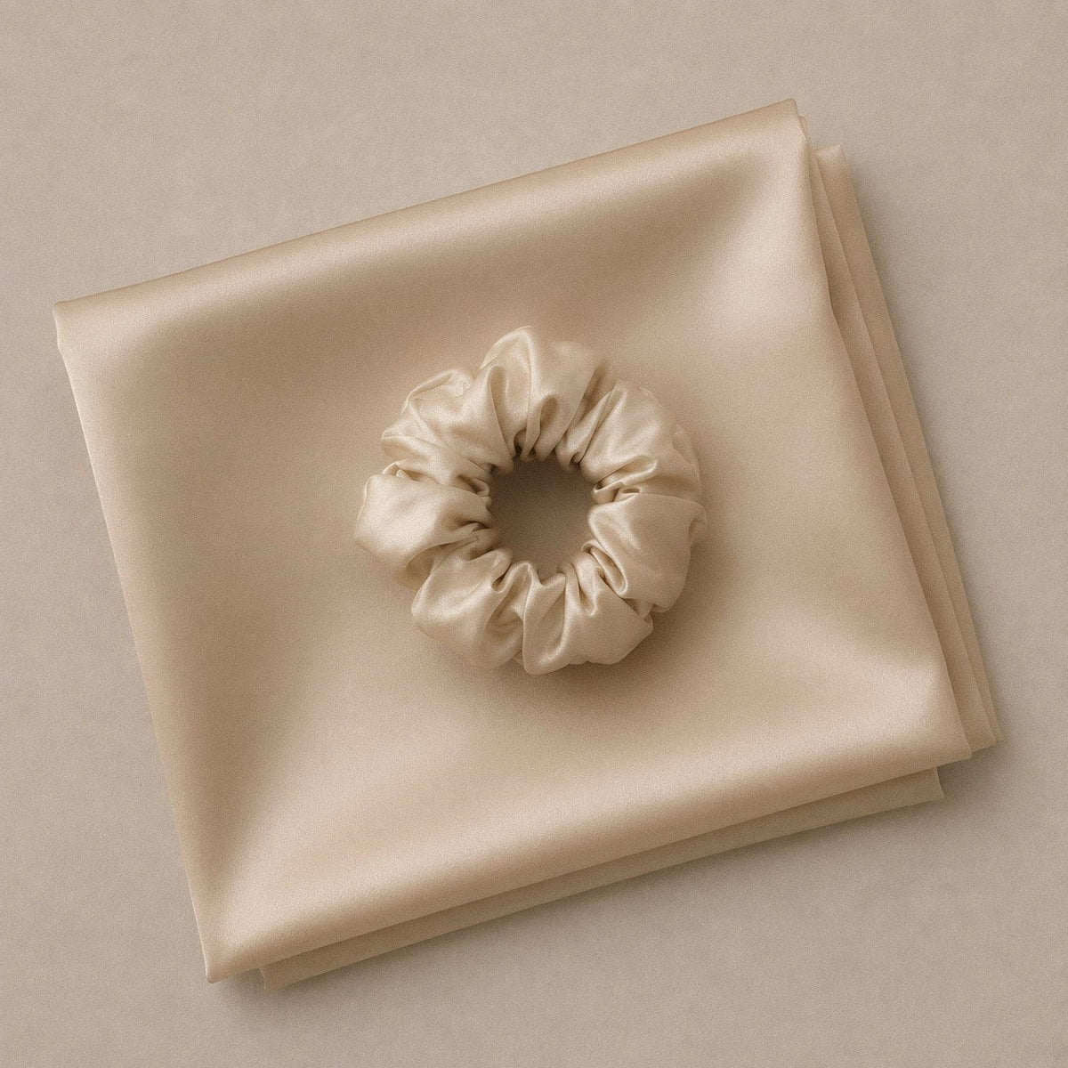 Jedwabna poszewka na poduszkę w kolorze champagne z jedwabną scrunchie Lumière